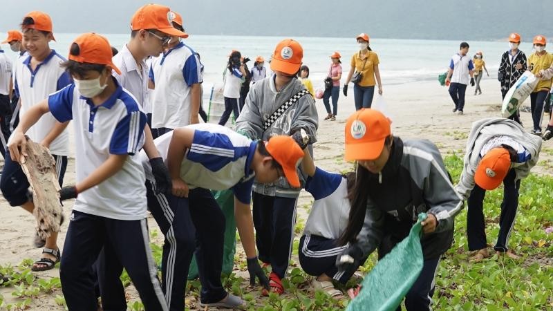 Các em học sinh và cán bộ, chiến sĩ đóng quân trên đảo thu gom rác thải tại các bãi biển.