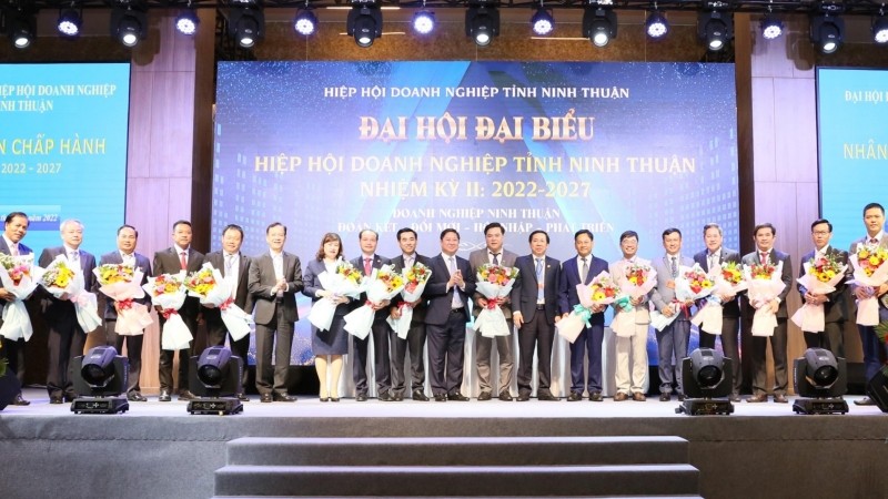 Ban Chấp hành Hiệp hội Doanh nghiệp tỉnh Ninh Thuận nhiệm kỳ II ra mắt tại đại hội.