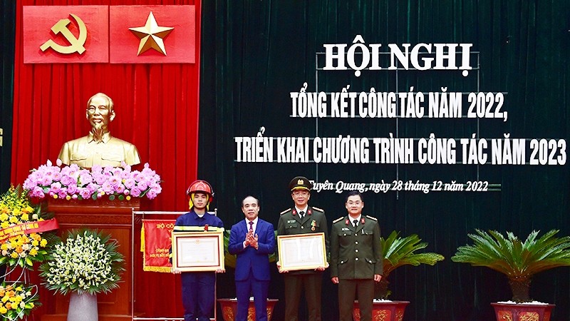 Thừa ủy quyền của Chủ tịch nước, đồng chí Chẩu Văn Lâm, Ủy viên Trung ương Đảng, Bí thư Tỉnh ủy Tuyên Quang trao Huân chương bảo vệ Tổ quốc hạng Ba và Huân chương Dũng cảm cho các cá nhân.