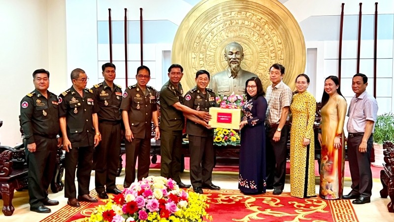 Đoàn công tác của Bộ Tư lệnh Cảnh vệ Quân đội Hoàng gia Campuchia tặng quà và chúc Tết lãnh đạo tỉnh Sóc Trăng.