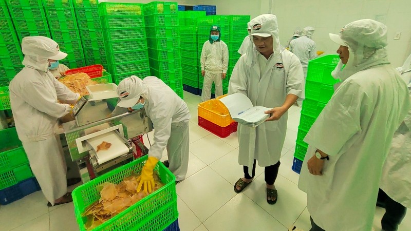 Đoàn kiểm tra liên ngành Trung ương về an toàn thực phẩm kiểm tra cơ sở sản xuất thực phẩm phục vụ thị trường Tết Quý Mão 2023.