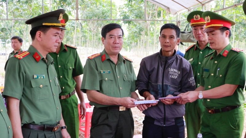 Đại tá Bùi Xuân Thắng, Giám đốc Công an tỉnh Bình Phước thăm hỏi, động viên các gia đình có chiến sĩ tử nạn. (Ảnh: Công an cung cấp)