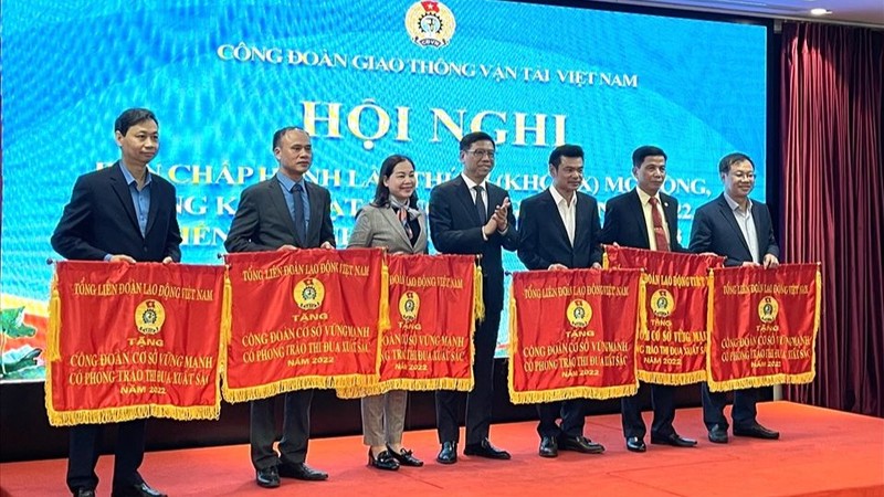 Thứ trưởng Giao thông vận tải Nguyễn Xuân Sang trao Cờ thi đua của Tổng Liên đoàn Lao động Việt Nam tặng các đơn vị trực thuộc Công đoàn Giao thông vận tải Việt Nam.