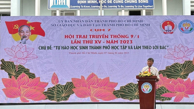 Lãnh đạo Sở Giáo dục và Đào tạo Thành phố Hồ Chí Minh phát biểu tại hội trại.