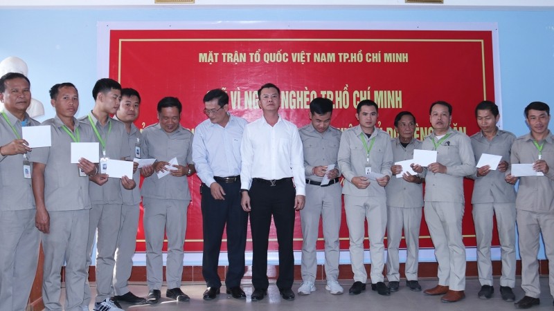 Trao quà hỗ trợ giáo viên Trường song ngữ Lào-Việt Nam Nguyễn Du. (Ảnh: Hải Tiến)