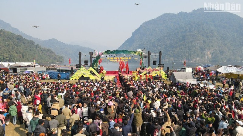 Lễ hội lồng tồng Ba Bể năm nay thu hút đông đảo nhân dân, du khách tham gia.