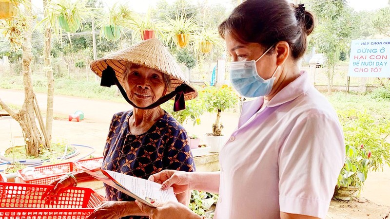 Cán bộ y tế xã Hải Yang (Đắk Đoa) tuyên truyền người dân về các biện pháp phòng, chống bệnh sốt xuất huyết.