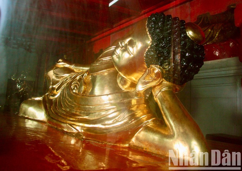 Tượng Đệ nhất Tổ Phật hoàng Trần Nhân Tông trong bộ tượng Trúc Lâm Tam Tổ ở chùa Phổ Minh, Nam Định. (Ảnh: Trần Khánh/Báo Nhân Dân)