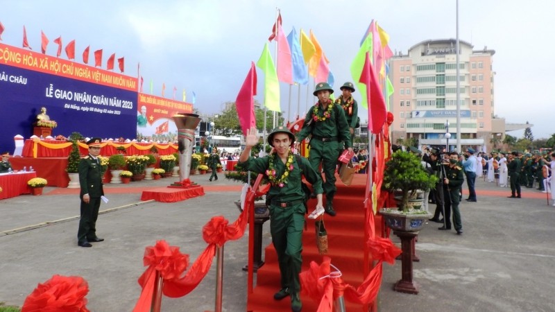 Các tân binh bước lên cầu Vinh Quang với nụ cười rạng rỡ, tự hào.