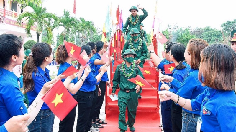 Các tân binh tại thị xã Ayun Pa (Gia Lai) phấn khởi lên đường nhập ngũ.