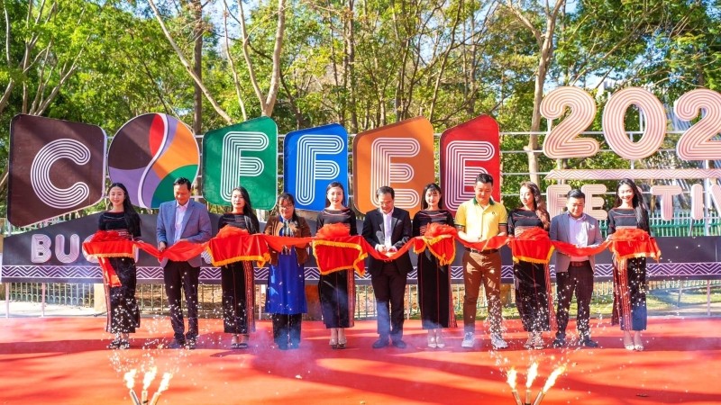 Hưởng ứng phục vụ Lễ hội Cà-phê Buôn Ma Thuột lần thứ 8 năm 2023, nhiều doanh nghiệp cũng khai trương các điểm uống cà-phê miễn phí cho khu khách khi đến với lễ hội.