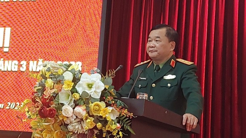 Thượng tướng Hoàng Xuân Chiến, Ủy viên Trung ương Đảng, Thứ trưởng Quốc phòng trình bày chuyên đề tại Hội nghị.