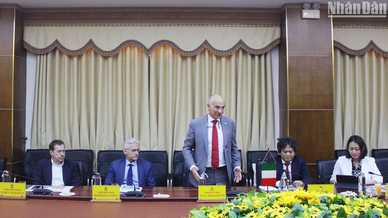 意大利埃尼能源集团旗下埃尼越南能源公司领导莅临广治探索能源领域的投资机会。 （照片：Quang Huy）