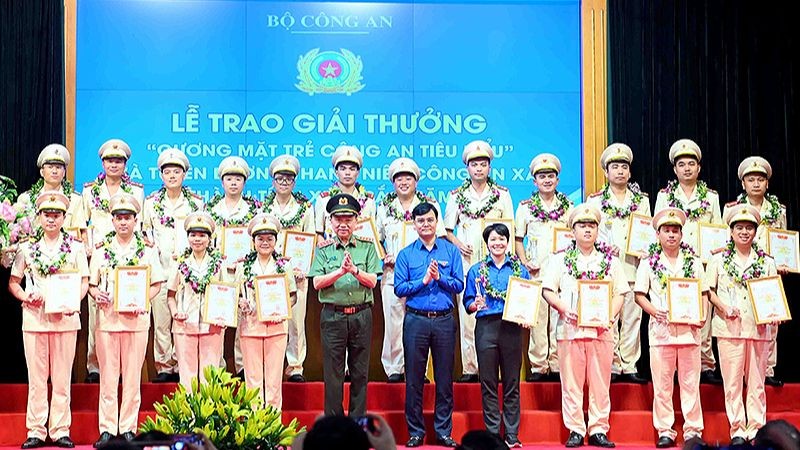 Bộ trưởng Công an Tô Lâm và Bí thư thứ nhất Trung ương Đoàn Bùi Quang Huy (lần lượt thứ 5 và 6 từ trái sang, hàng đầu) trao giải thưởng “Gương mặt trẻ Công an tiêu biểu” năm 2022 tặng các cá nhân xuất sắc.