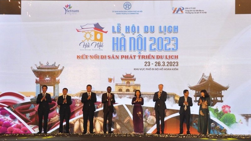 Lãnh đạo thành phố Hà Nội và các đại biểu thực hiện nghi thức khai mạc Lễ hội Du lịch Hà Nội năm 2023.