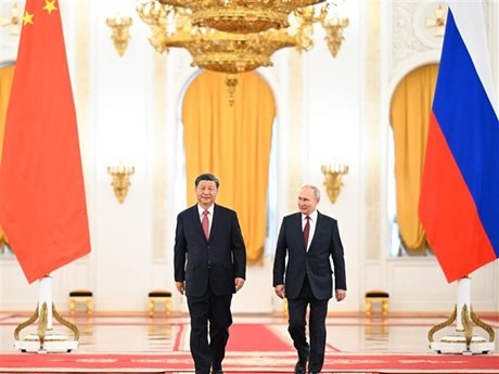 Tổng thống Nga Vladimir Putin (phải) và Chủ tịch Trung Quốc Tập Cận Bình tại lễ đón ở Moskva, ngày 21/3/2023. (Ảnh: THX/TTXVN)