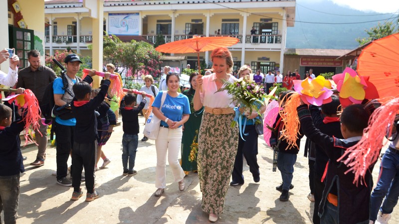 Học sinh Trường tiểu học Hàm Rồng, thị xã Sa Pa (Lào Cai) chào đón Hoàng hậu Mathilde và Đoàn công tác. (Ảnh: QUỐC HỒNG)