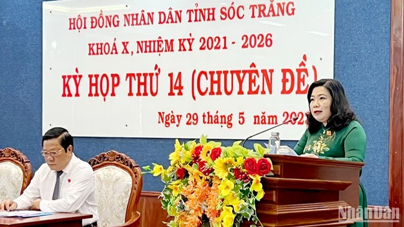 Chủ tịch HĐND tỉnh Sóc Trăng Hồ Thị Cẩm Đào phát biểu tại kỳ họp.