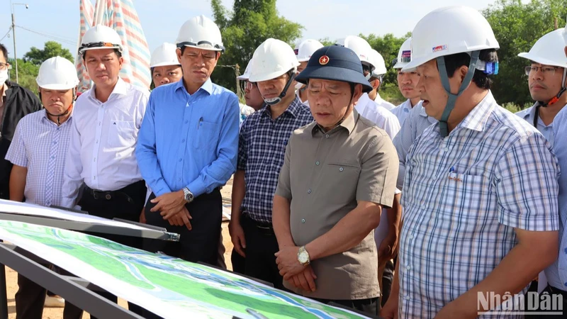 Chủ tịch Ủy ban nhân dân tỉnh Quảng Ngãi Đặng Văn Minh kiểm tra hiện trường dự án Trung tâm Y tế huyện Sơn Tịnh.