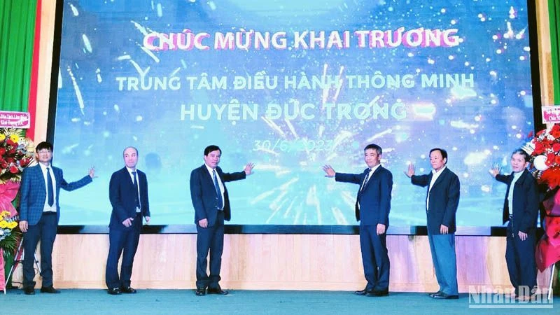 Các đại biểu thực hiện nghi thức khai trương Trung tâm IOC huyện Đức Trọng. 