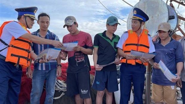 Lực lượng chấp pháp trên biển của tỉnh Bà Rịa-Vũng Tàu tuyên truyền về IUU cho ngư dân thành phố Vũng Tàu trước khi tàu xuất bến ra khơi đánh bắt thủy sản. (Ảnh: TTXVN)
