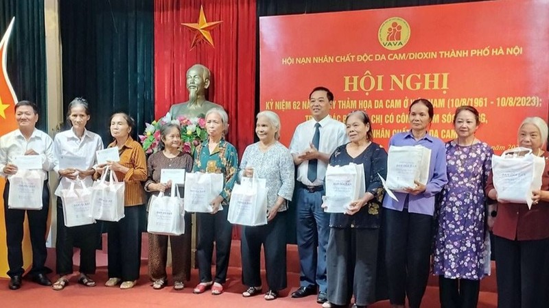 Phó Giám đốc Sở Lao động, Thương binh và Xã hội Hà Nội trao tặng các phần quà động viên những người mẹ, người vợ có công chăm sóc, nuôi dưỡng nạn nhân chất độc da cam.