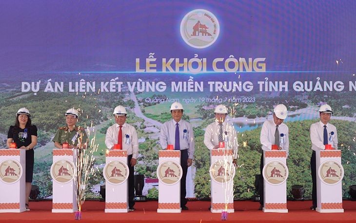 Các đại biểu ấn nút khởi công dự án.