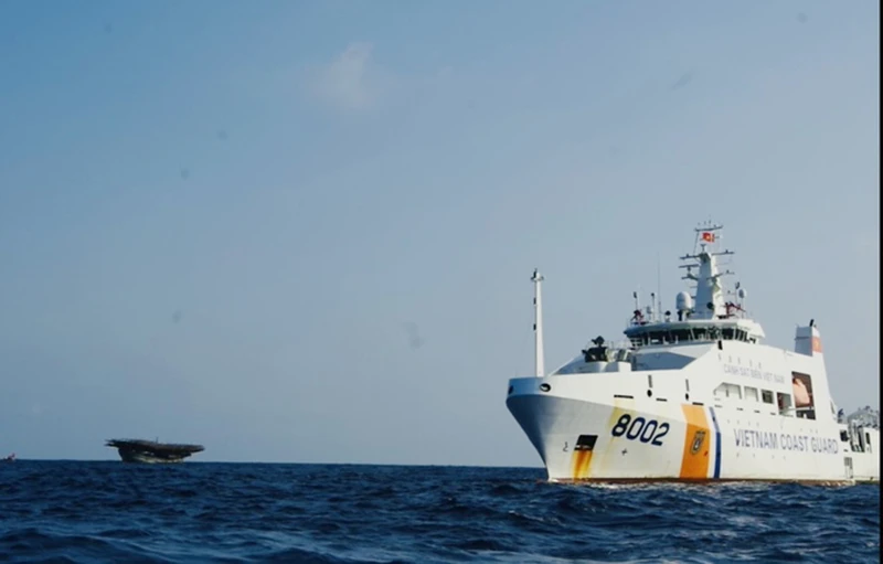 Tàu Cảnh sát biển 8002 tiếp tục tìm kiếm, cứu hộ ngư dân gặp nạn trên biển.
