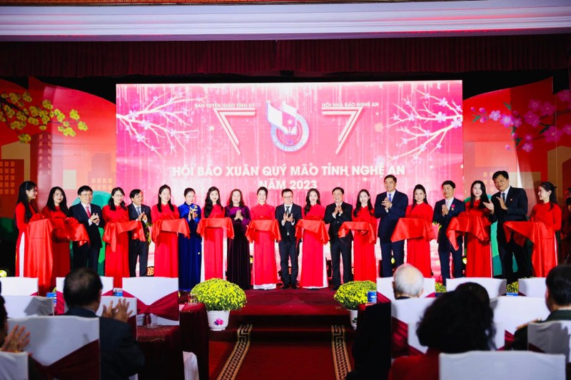 Các đại biểu cắt băng chính thức khai mạc Hội Báo Xuân Quý Mão tỉnh Nghệ An năm 2023.