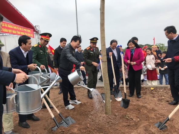 Đồng chí Võ Văn Thưởng, Ủy viên Bộ Chính trị, Thường trực Ban Bí thư tham gia trồng cây tại lễ phát động phong trào Tết trồng cây, ở thành phố Hưng Yên, tỉnh Hưng Yên.