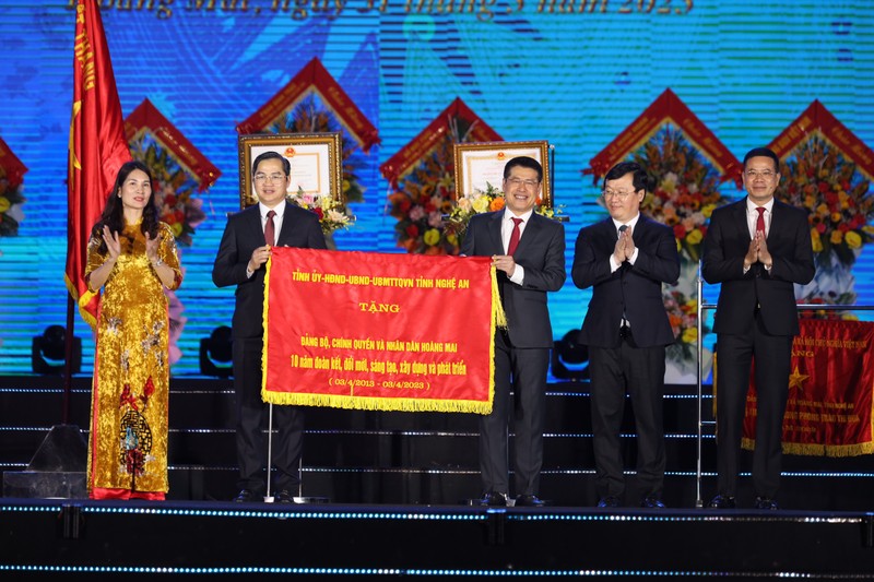 Tỉnh Nghệ An trao tặng cờ cho Đảng bộ, chính quyền và nhân dân thị xã Hoàng Mai.