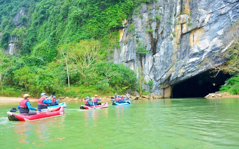 Du khách chèo kayak khám phá động Phong Nha. (Ảnh: Báo Nhân Dân)