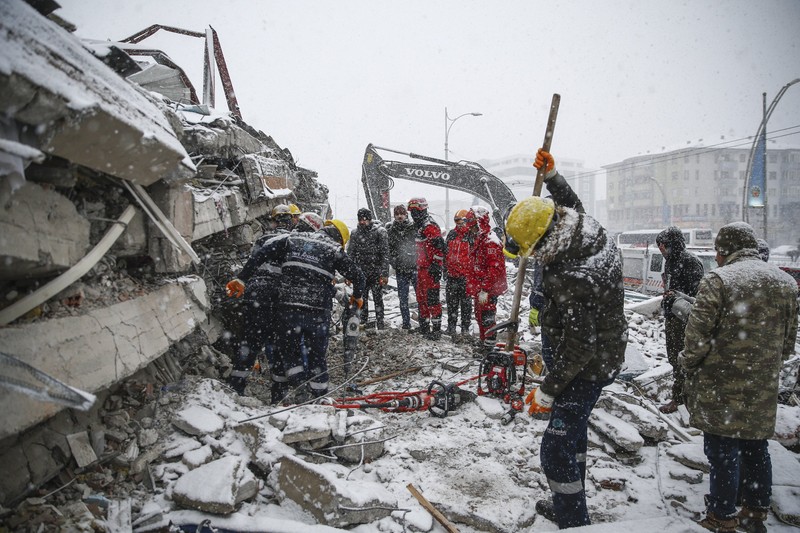 Các nỗ lực tìm kiếm và cứu nạn vẫn diễn ra bất chấp thời tiết khắc nghiệt tại Thổ Nhĩ Kỳ. (Ảnh: Sercan Kucuksahin/Anadolu Agency/Getty Images)