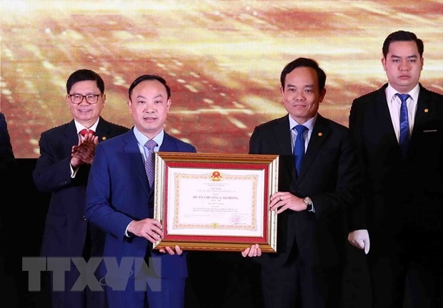 Phó Thủ tướng Trần Lưu Quang (bên phải) trao Huân chương Lao động hạng Nhì của Chủ tịch nước tặng Học viện Tư pháp. (Ảnh: Phạm Kiên/TTXVN)