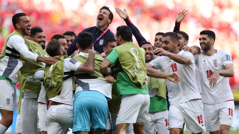 Hai bàn thắng ở phút bù giờ cuối cùng giúp Iran giành trọn vẹn ba điểm. (Ảnh: FIFA)