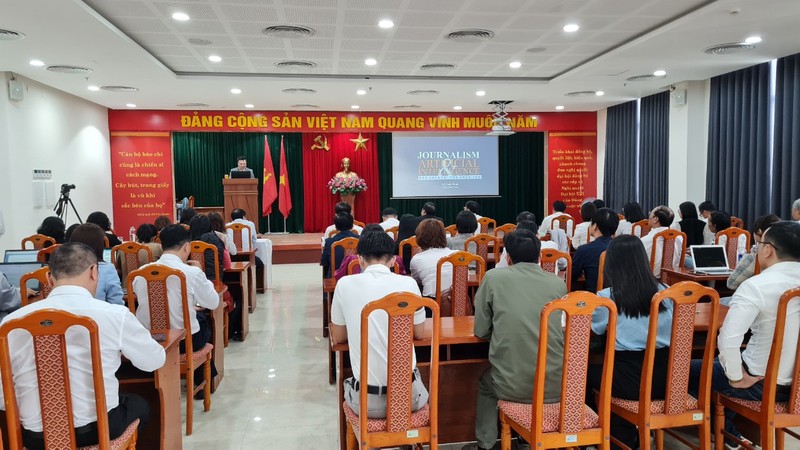Đội ngũ cán bộ, phóng viên, biên tập viên, nhân viên báo Đà Nẵng nghe thuyết trình về chuyển đổi số.