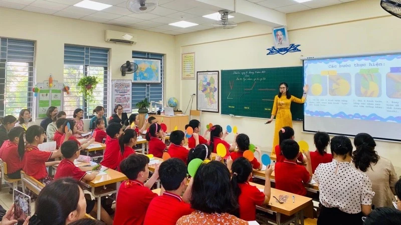 Việc thiết kế phần mềm phục vụ bài dạy của cô giáo Vũ Thị Hương Giang, giáo viên Trường tiểu học Kim Đồng giúp tiết học trở nên sôi nổi, hào hứng. 