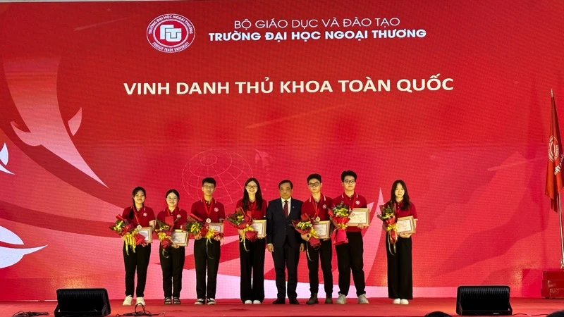 Hiệu trưởng Trường đại học Ngoại thương PGS, TS Bùi Anh Tuấn trao Giấy khen và Huy hiệu cho các thủ khoa toàn quốc trở thành tân sinh viên của trường năm 2023.