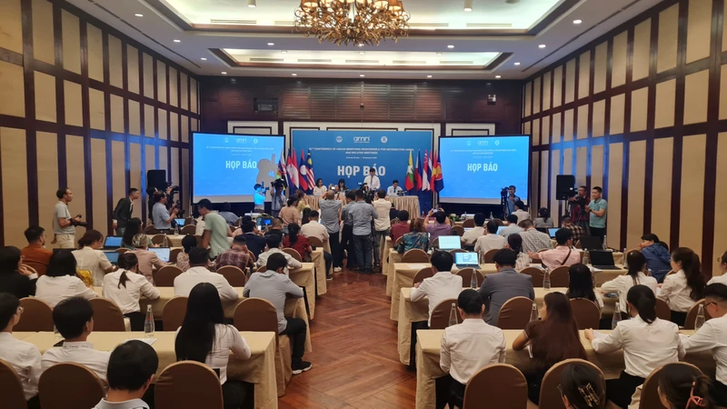 Quang cảnh buổi họp báo, thông tin về Hội nghị Bộ trưởng Thông tin ASEAN lần thứ 16, Hội nghị Bộ trưởng Thông tin ASEAN+3 lần thứ 7 và các Hội nghị Quan chức cấp cao liên quan.