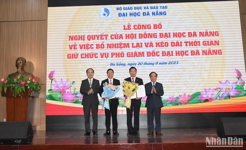 Đại học Đà Nẵng công bố nghị quyết bổ nhiệm lại đối với hai Phó Giám đốc, sáng ngày 20/9. Ảnh ANH ĐÀO