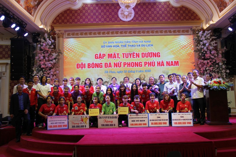 Các đồng chí lãnh đạo tỉnh Hà Nam gặp mặt, tuyên dương Đội bóng đá nữ Phong Phú Hà Nam.