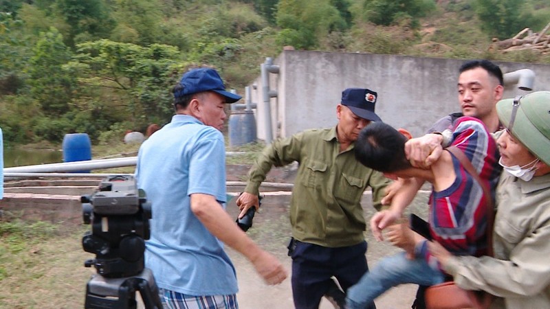 Cán bộ và nhân viên Nhà máy giấy Thuận Phát đang hành hung, cản trở phóng viên Báo Nông thôn ngày nay (Báo điện tử Dân Việt) khi tác nghiệp.