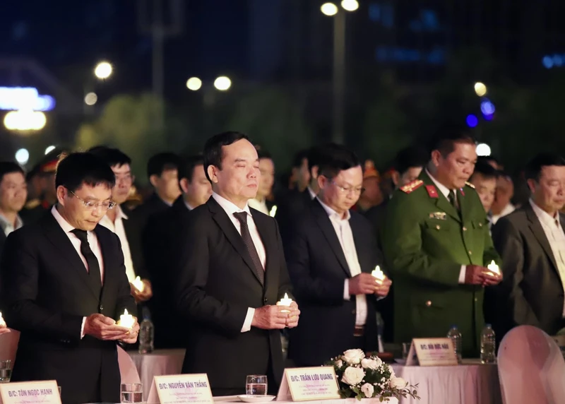 Phó Thủ tướng Trần Lưu Quang cùng các đại biểu dành một phút tưởng niệm các nạn nhân tai nạn giao thông.