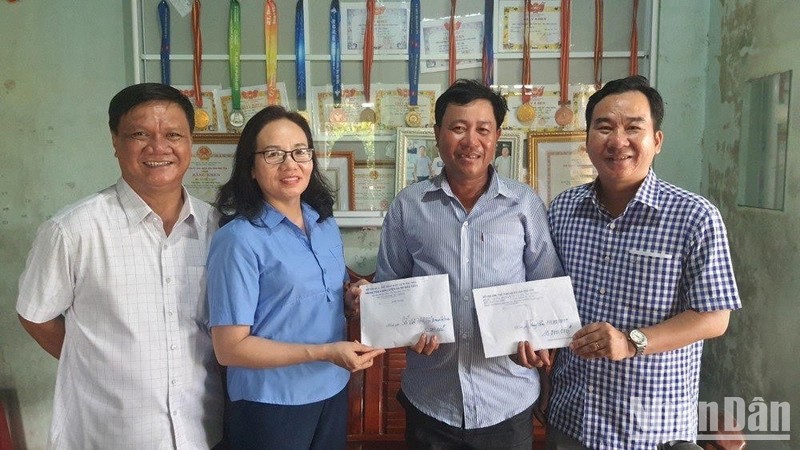 Đại diện gia đình vận động viên Lê Thị Tuyết tiếp nhận quà của lãnh đạo Sở Văn hóa-Thể thao, Du lịch Phú Yên trao chúc mừng.