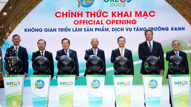 Đại diện lãnh đạo thành phố và các doanh nghiệp trong và ngoài nước tham gia nhấn nút khai mạc triển lãm sản phẩm, dịch vụ tăng trưởng xanh.