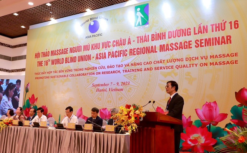 Chủ tịch Hội Người mù Việt Nam Phạm Viết Thu phát biểu tại hội thảo.