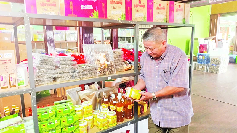 Các sản phẩm của Hợp tác xã sản xuất và tiêu thụ dược liệu Yên Sơn (thành phố Tam Điệp, tỉnh Ninh Bình) tăng mạnh về số lượng bán ra thị trường nhờ thực hiện truy xuất nguồn gốc. Ảnh | HÀ AN