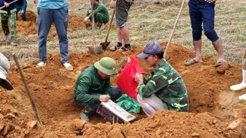 Người dân xã Xuân Trạch, huyện Bố Trạch di dời các phần mộ vô chủ về các khu nghĩa địa tập trung để chăm lo hương khói.