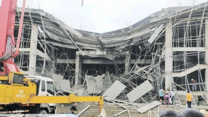 Công trình Trung tâm văn hóa huyện Tuyên Hóa (Quảng Bình) bị sập một phần khi đang thi công