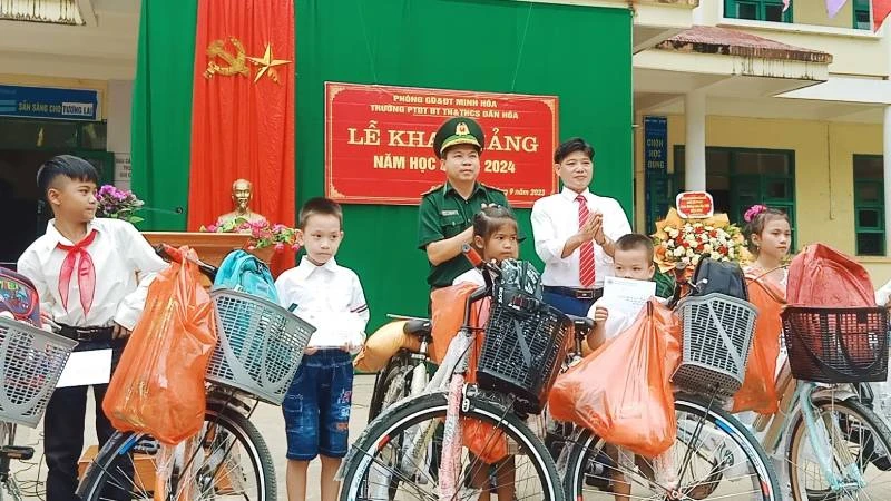 Tặng xe đạp cho học sinh đồng bào dân tộc thiểu số ở huyện Minh Hóa (Quảng Bình) vào đầu năm học 2023-2024.